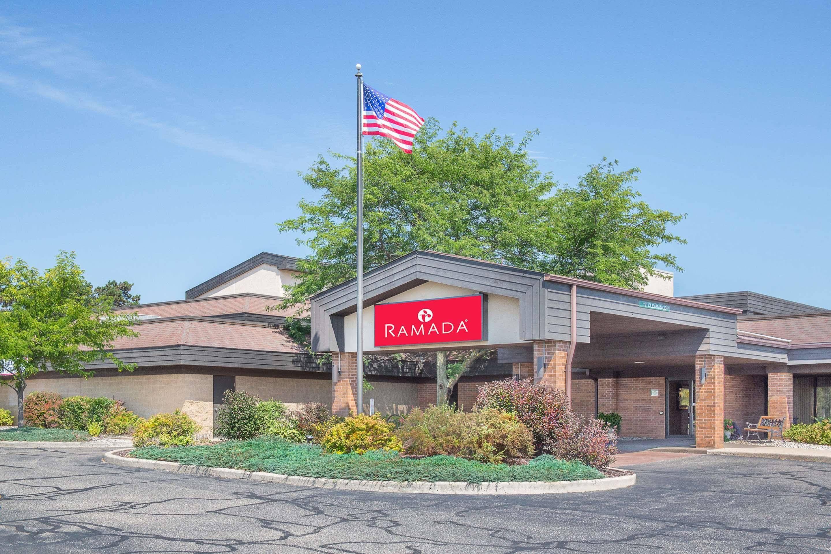 Ramada By Wyndham Waupaca Motel Exterior foto