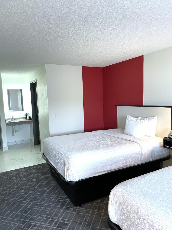 Ramada By Wyndham Waupaca Motel Exterior foto